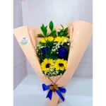 Arreglo de girasol con rosa azul