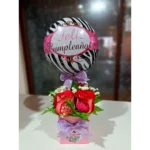 Caja de rosas con globo de cumpleaños