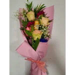 Arreglo rosas rojas y blancas con Ferrero