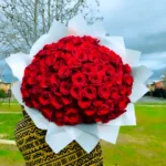 Arreglo buchon de 100 rosas