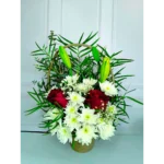 Arreglo condolencias flores blancas con rosas rojas