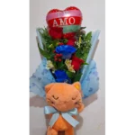 Ramo de rosas azules y rosas con peluche