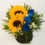 Arreglo rosas azules con girasol