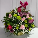 Cesta dia de las madres con tulipanes