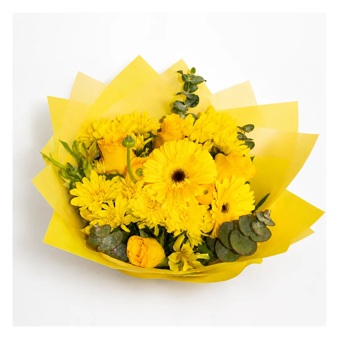 Arreglo amarillo de rosas, gerberas y flores variadas